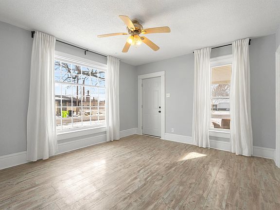 3rd image of 900 W Park Dr