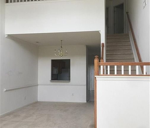 3rd image of 604 Sawgrass Ln