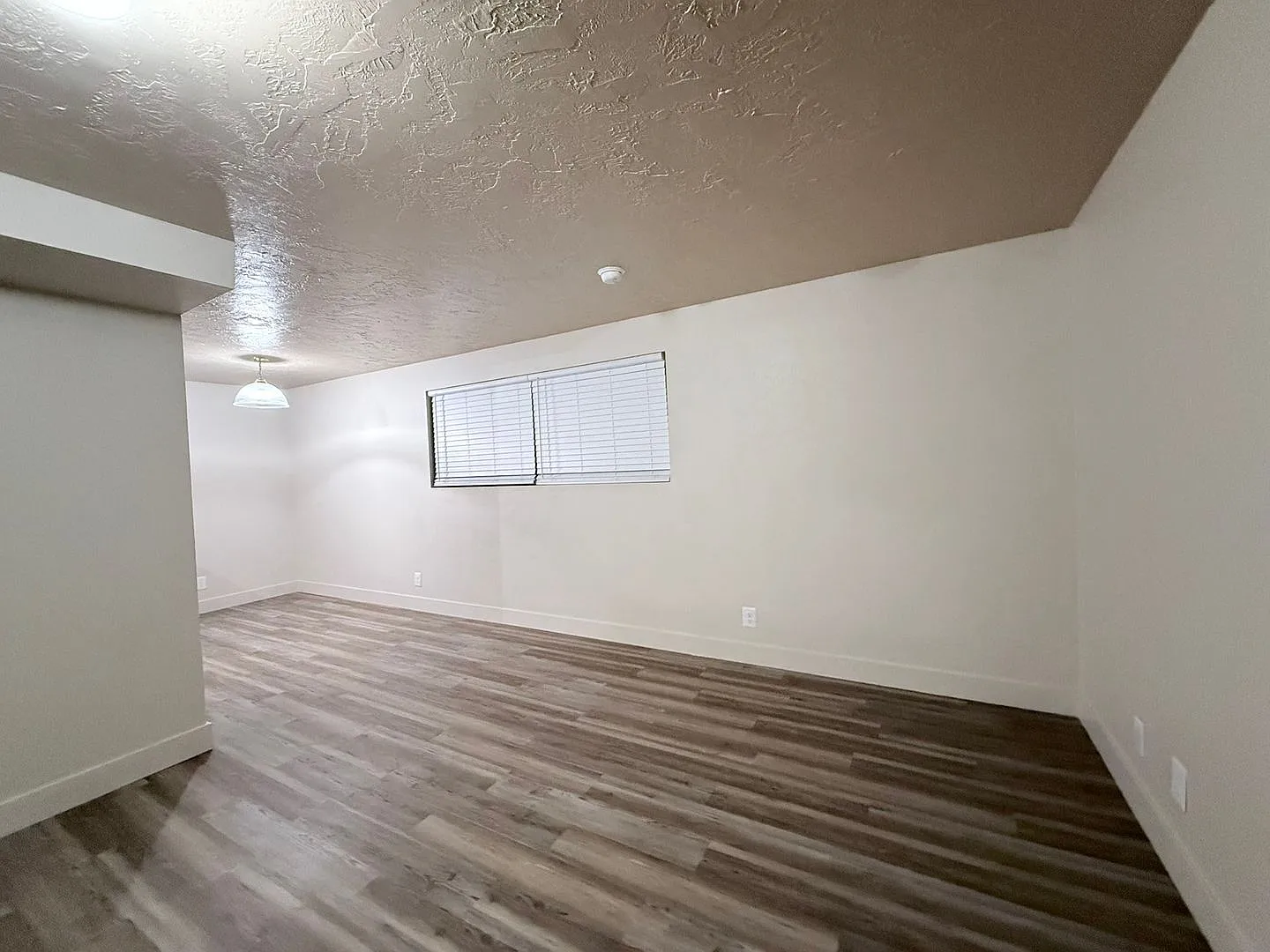 Just Like New! 2 Bedroom Condo! — Photo 2