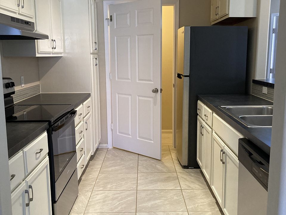 Kitchen with brand new Stainless Appliances