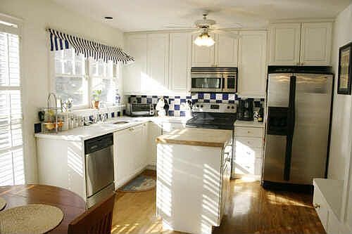 Sunny Kitchen with Breakfast Area, Center Island 