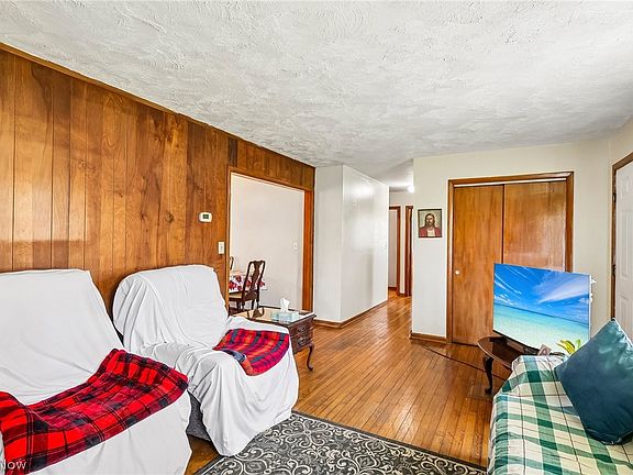 4th image of 3855-3871 N Broadway