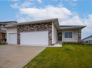 960 Juniper Dr, Carlisle, IA 50047