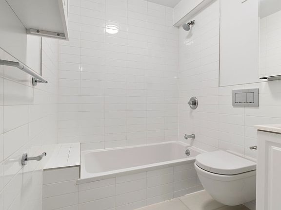 4th image of 210 E 22nd St APT 1A