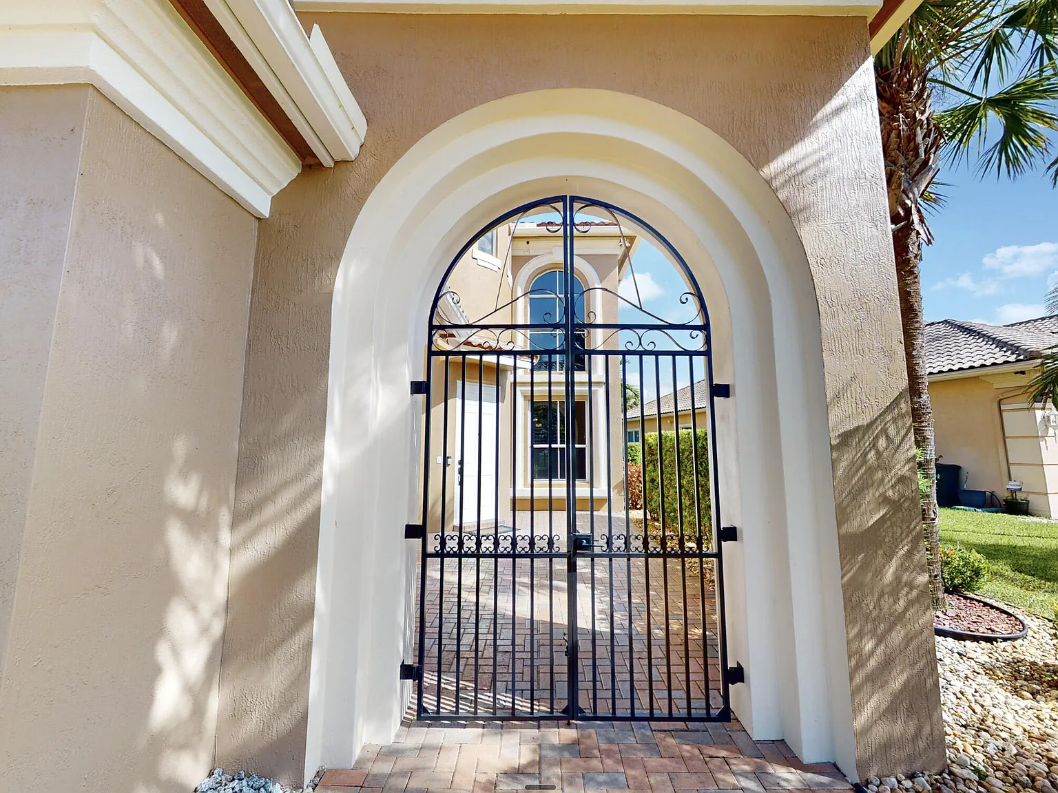 5 bed, 4.0 bath, 3613 sqft, $9,300 — Photo 3