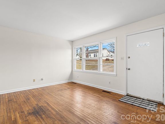 5th image of 302 Ramsey St