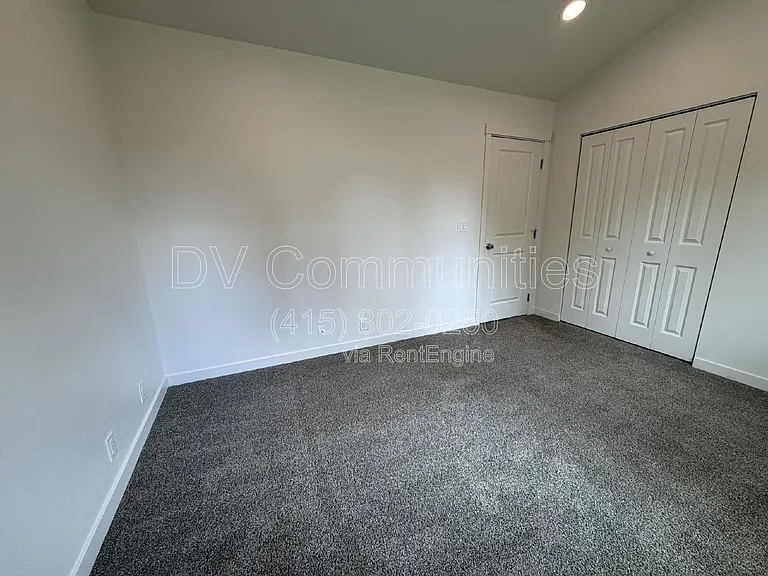 1246 Hughes St — Photo 15