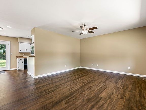 3rd image of 835 W Davis St