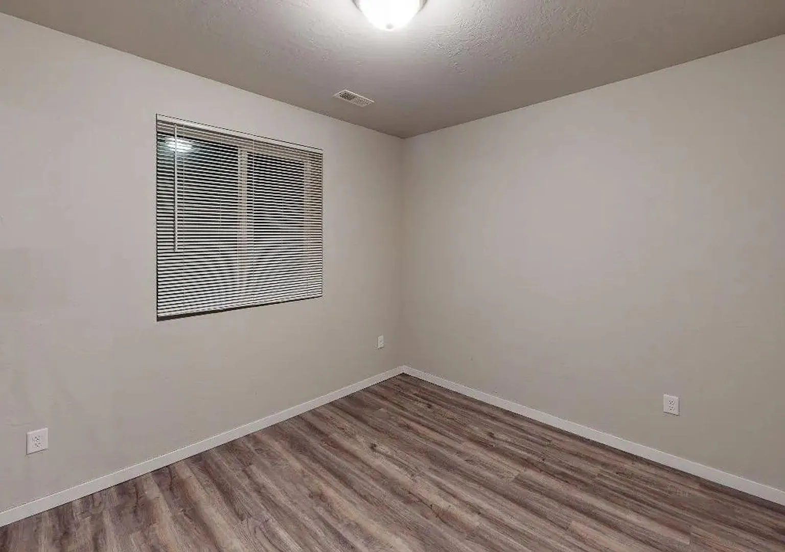 3 bedroom 2 bathroom townhome with 1 car garage — Photo 4
