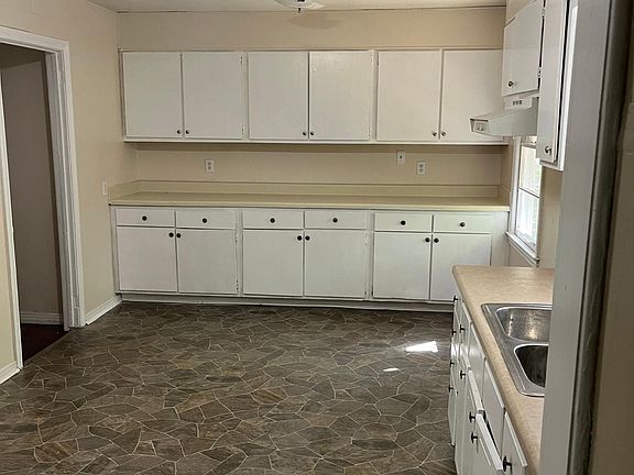3rd image of 2462 McLaughlin Dr