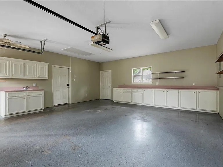 14151 Buckingham Ln — Photo 37