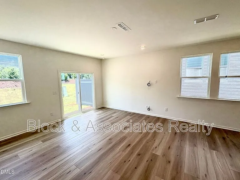 2040 Oakdale Dr — Photo 6