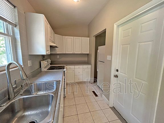 4th image of 836 Holiday Ave