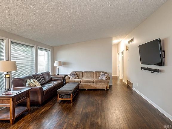 3rd image of 2528 E Dorothy Ln