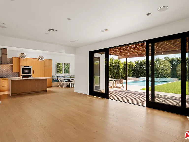 647 Toyopa Dr — Photo 11