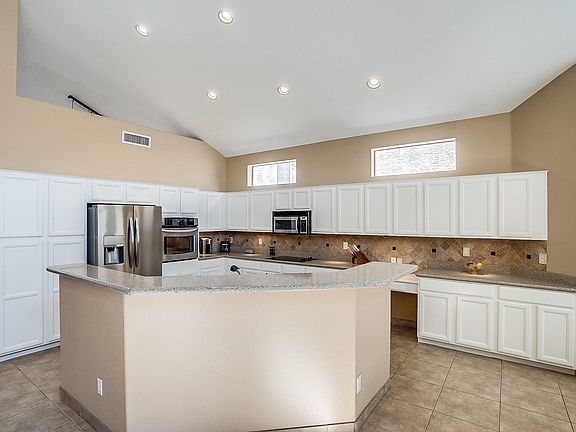 5th image of 815 E Mountain Vista Dr