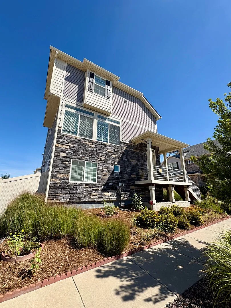 Gorgeous 3 bed, 3.5 bath with Office, Corner Lot — Photo 3
