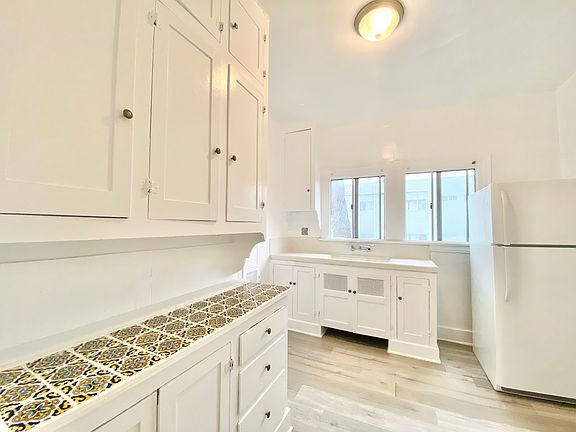 5th image of 1000 N Croft Ave #1/2