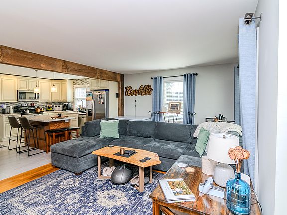 4th image of 300 Lovell Ln