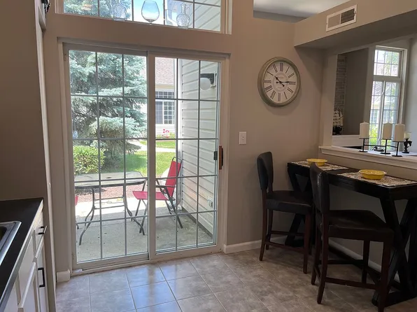 319 E Victoria Cir, North Aurora, IL 60542