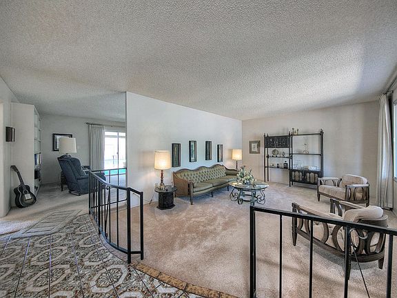 3rd image of 1049 E Magdalena Dr