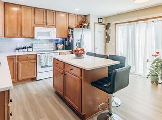 886 Ledgestone Dr, Mahtomedi, MN 55115