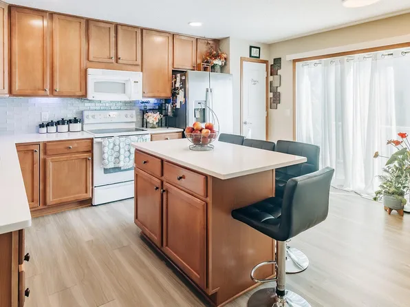 886 Ledgestone Dr, Mahtomedi, MN 55115
