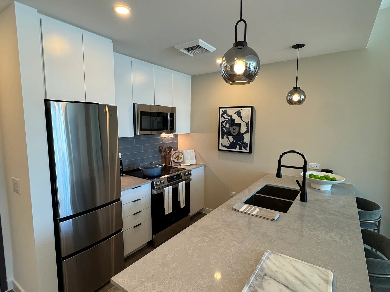 1 bed, 690 sqft, $2,190 — Photo 2