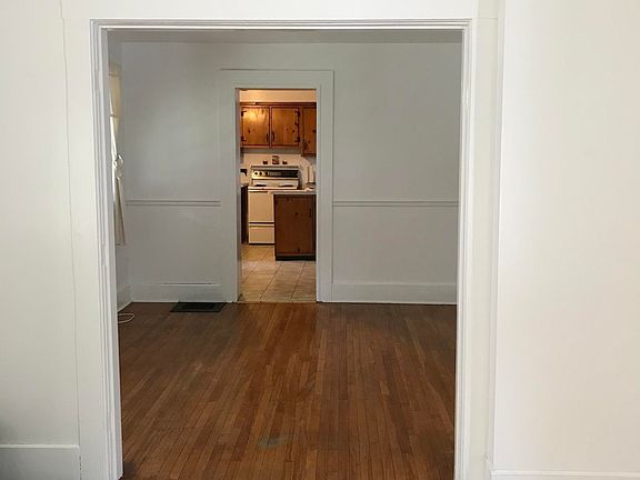 3rd image of 128 Bay St