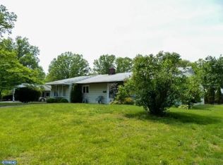 17 Outlook Ln, Levittown, PA