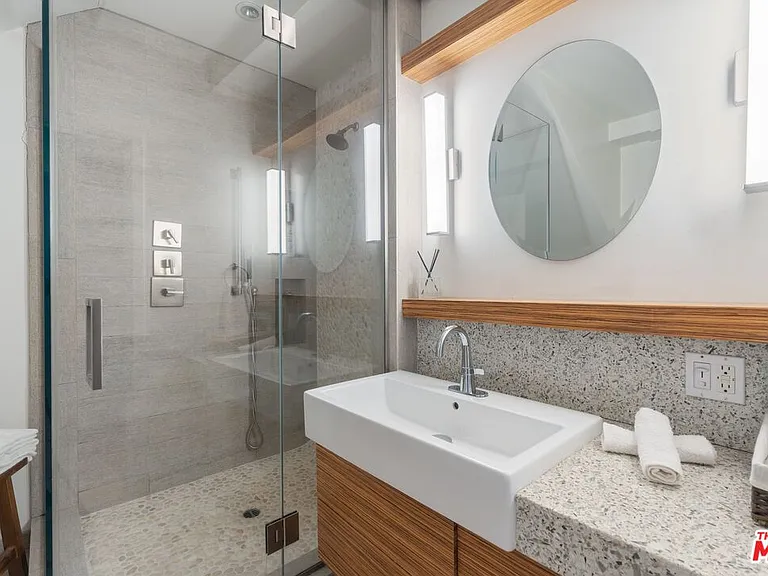 678 Broadway St — Photo 11