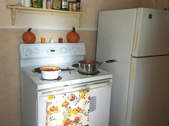 4th image of 2810 E Saginaw St