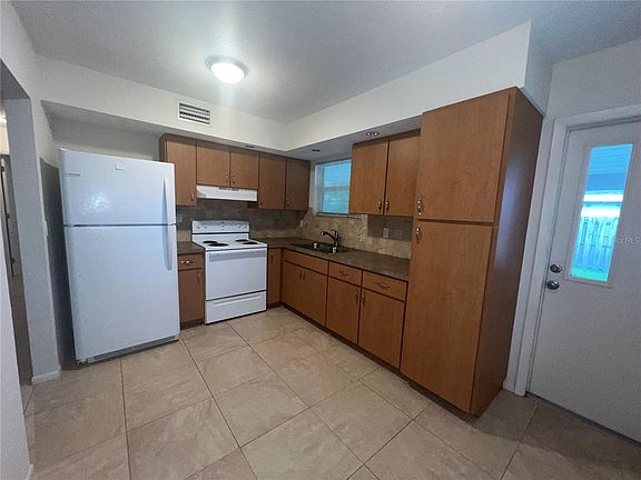 3rd image of 1636 Hayworth Rd