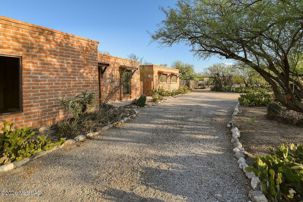 3520 N Melpomene Way, Tucson, AZ - View 2