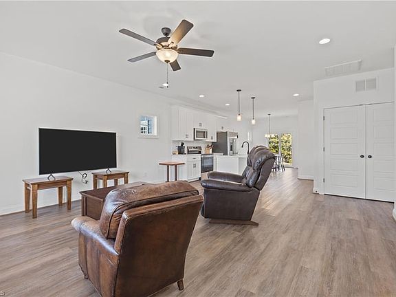 3rd image of 372 W Lee Ave