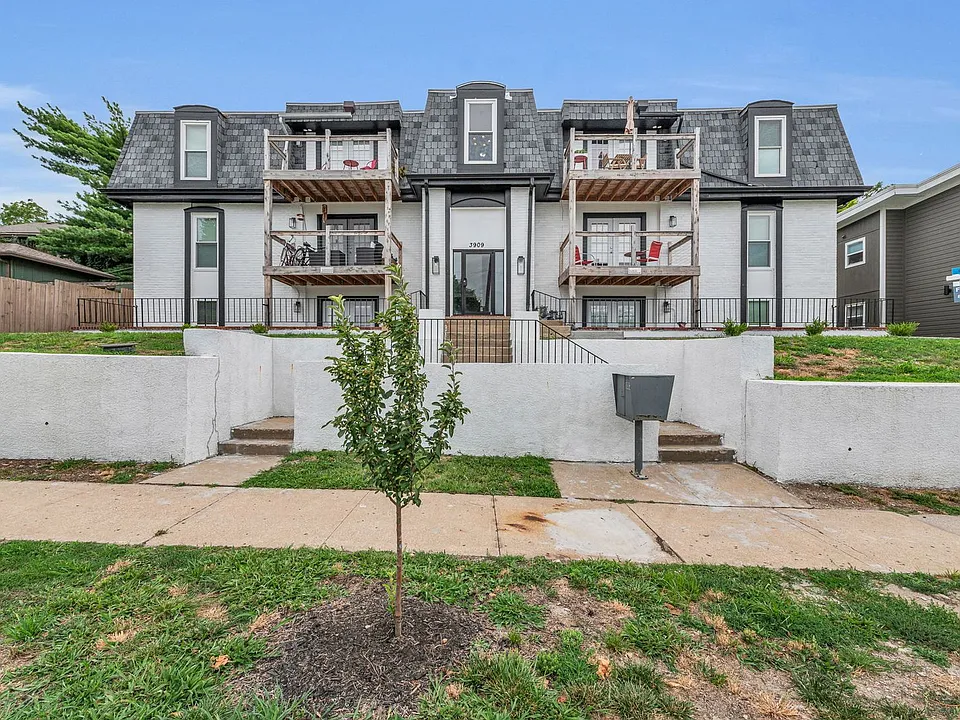 3909 Kenwood Ave