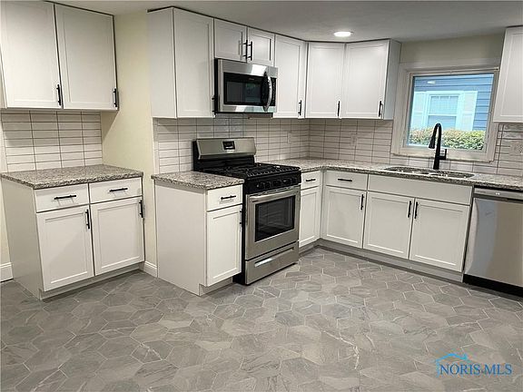 4th image of 205 W 8th St