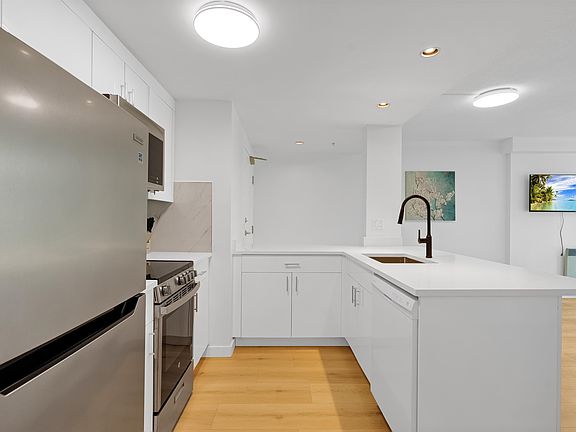 3rd image of 1331 Georgia St W #501