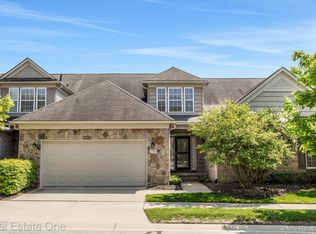 770 Knolls Landing Dr, Milford, MI 48381