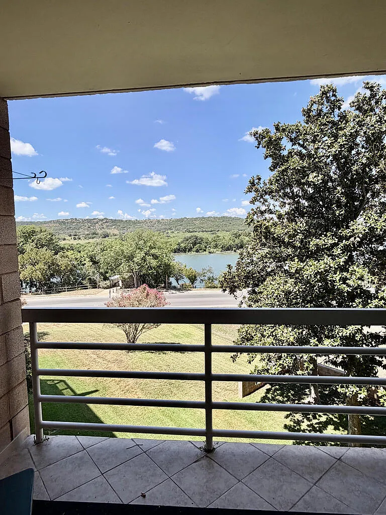 1 bed, 1.0 bath, 897 sqft, $1,700 — Photo 3
