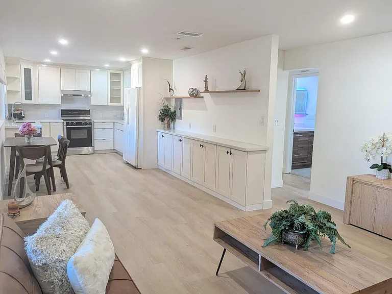 22434 Salem Ave #B — Photo 2