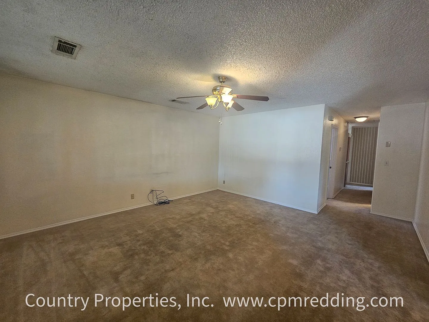 Super Cute House in East Redding With Attached Garage Available Now! — Photo 2