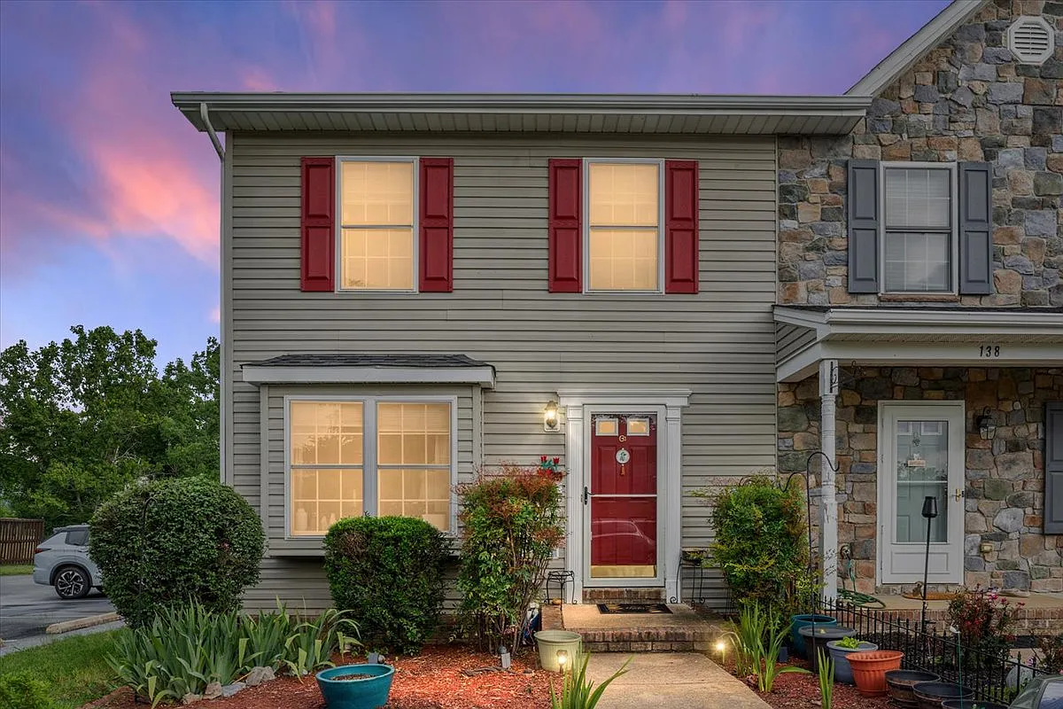 3 bed, 2.5 bath, 1960 sqft, $2,200 — Photo 1