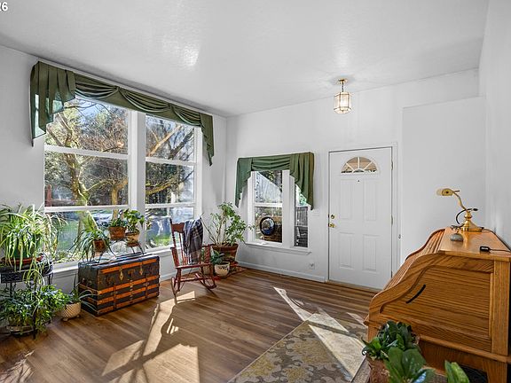 3rd image of 270 Kingsway Ln