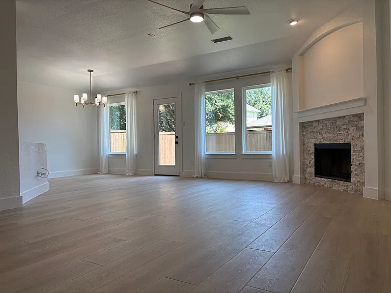 1225 Maddy Ln — Photo 2