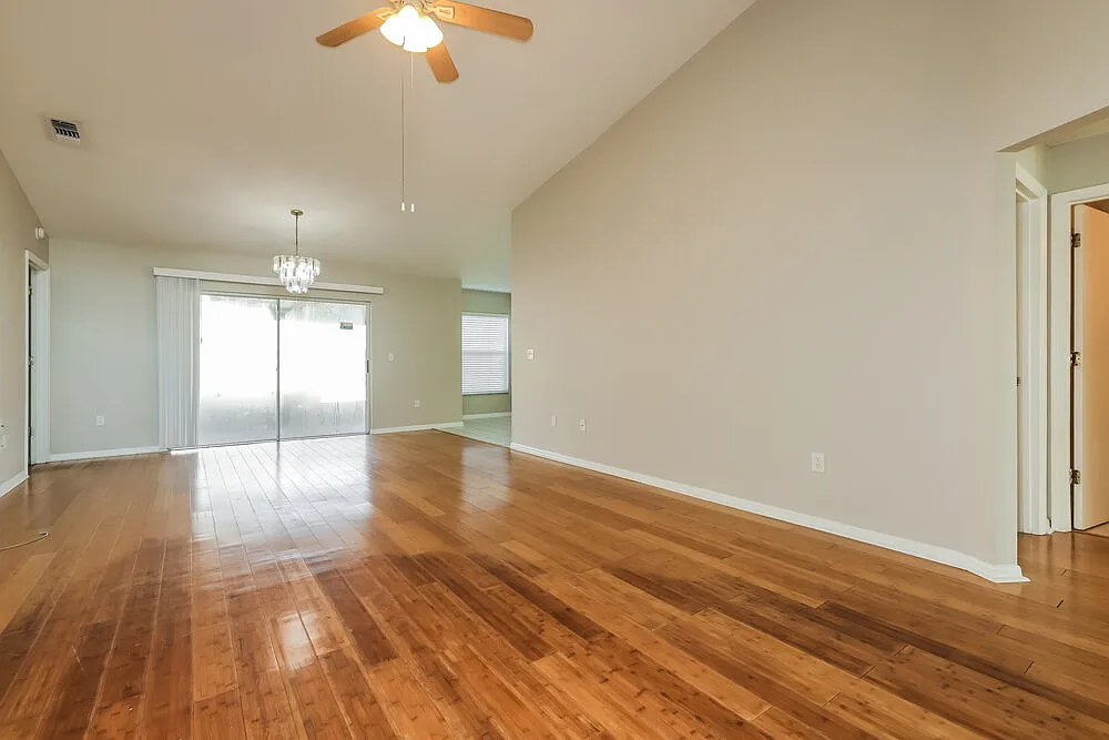 3 bed, 2.0 bath, 1527 sqft, $2,215 — Photo 3
