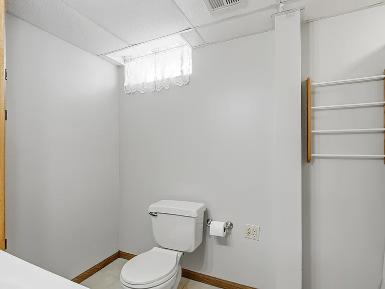 7804 N Seneca St — Photo 23
