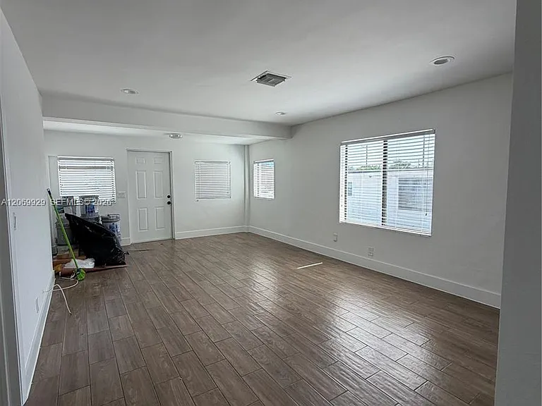 107 W Pembroke Rd — Photo 16