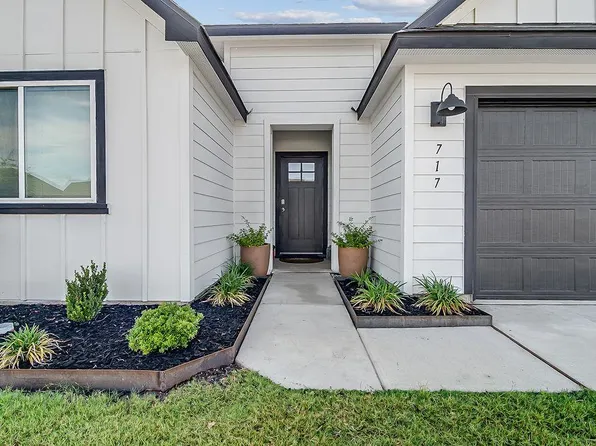 717 Tranquility Ln, Fredericksburg, TX 78624