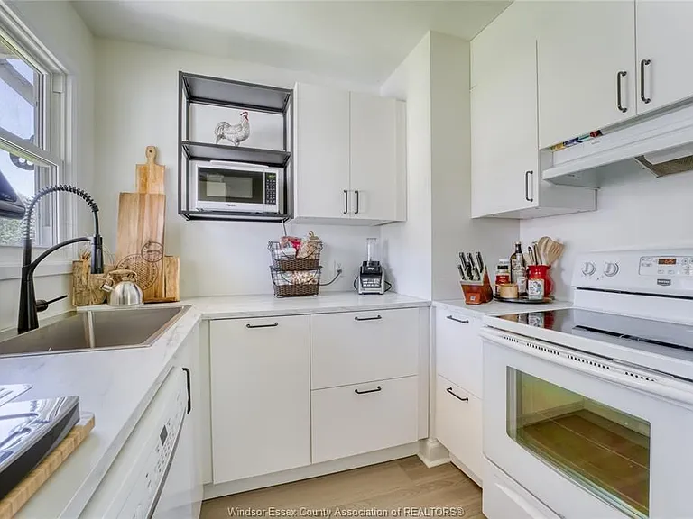 4062 Roseland Dr E — Photo 16